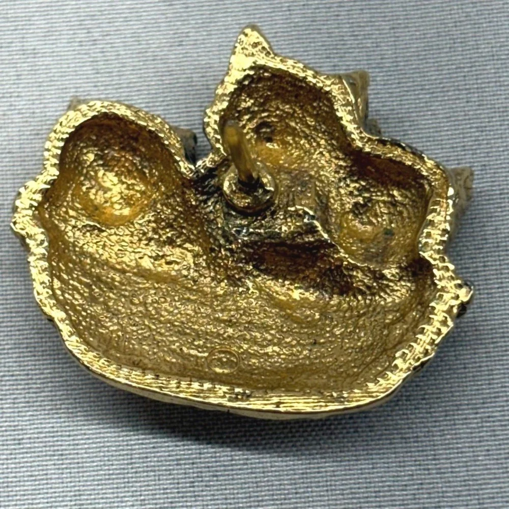 Unbranded Kitten Basket Pin Unisex OS Gold Excellent Vintage Animal Brooch